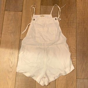 They are Billabong overalls, in good condition.